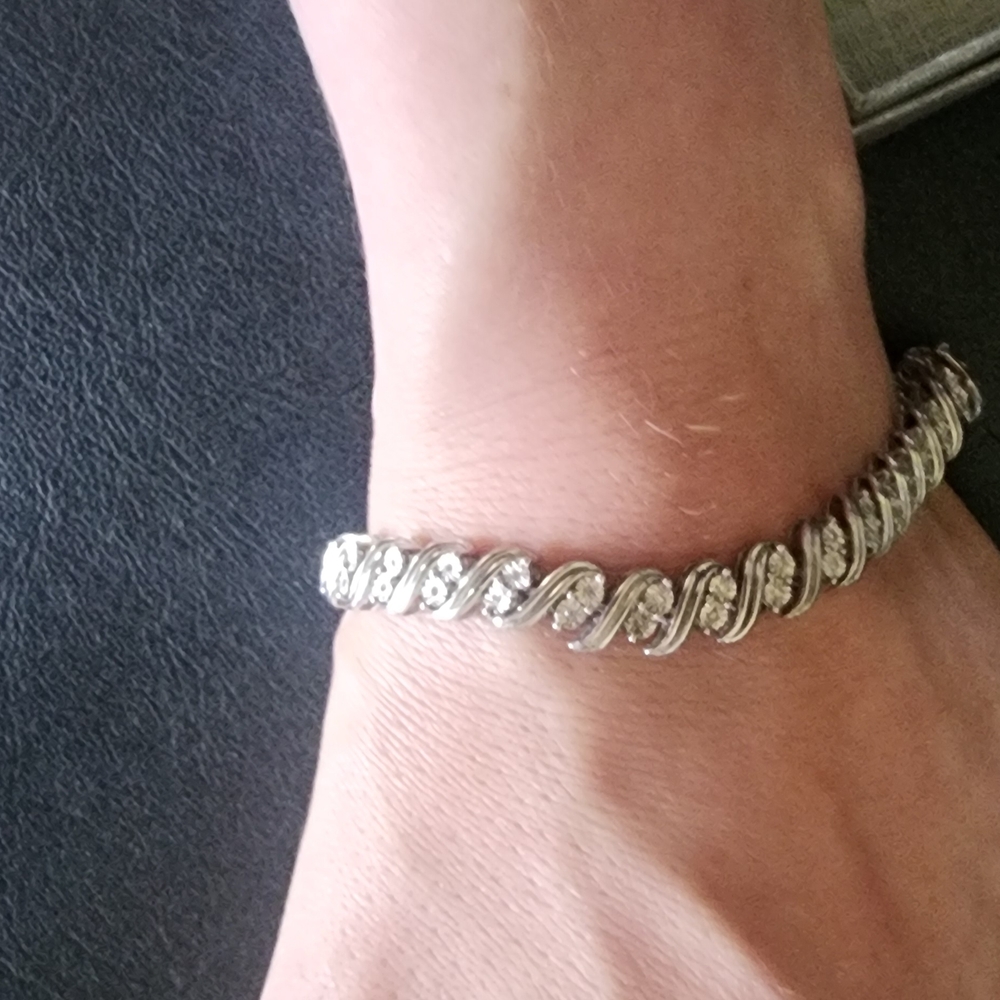 Elegant Silver Bracelet - Picture 2 of 3
